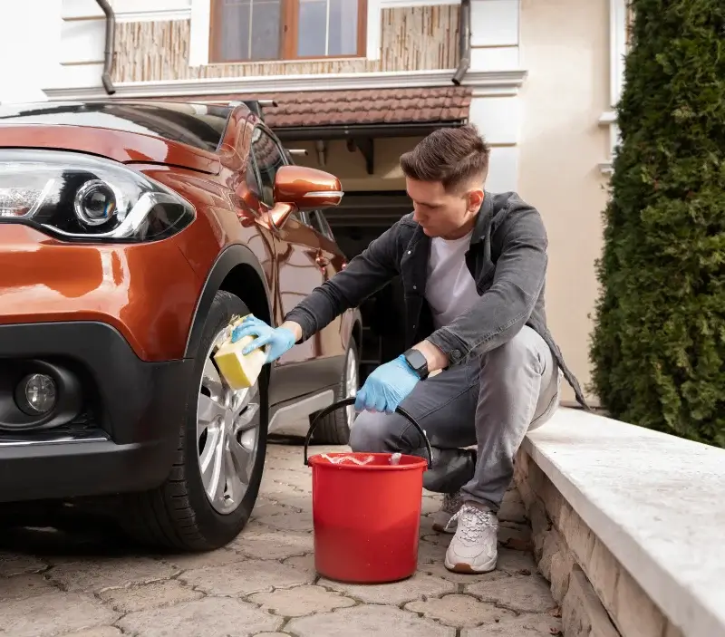 Lavage auto à domicile Mas-Blanc-des-Alpilles : professionnel intervenant sur un véhicule